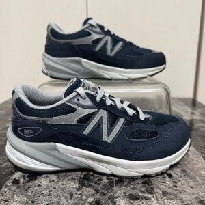 New Balance Boys 990 V6 Running Sneakers Big Boy Size 13.5  Eclipse White Navy